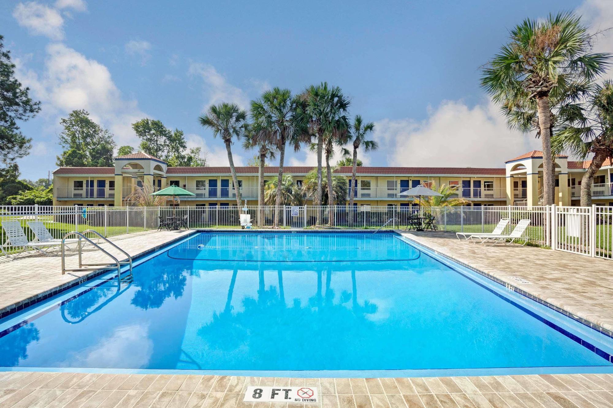 Days Inn By Wyndham Jacksonville South Memorial Hospital Exterior photo